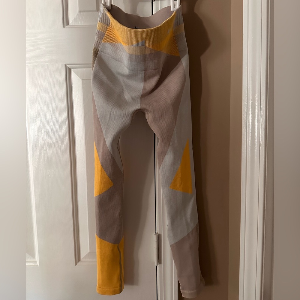 NWOT. Nike Capri dri-fit activewear. Small.
